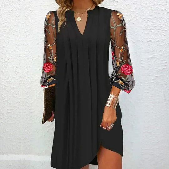Renée | Mini-robe élégante à col en V et manches transparentes