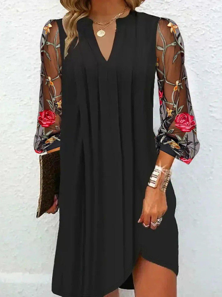 Renée | Mini-robe élégante à col en V et manches transparentes