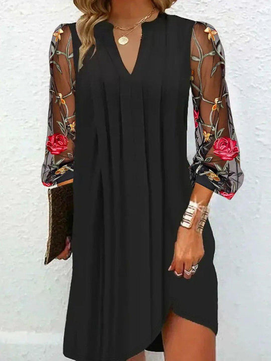 Renée | Mini-robe élégante à col en V et manches transparentes